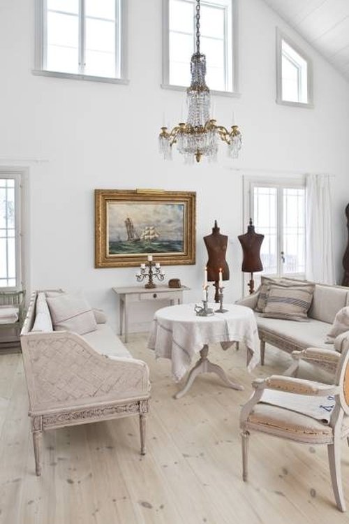 mobili stile Gustaviano in salotto con le pareti color bianco per illuminare le lunghe notti nordiche-donnacreativa.net