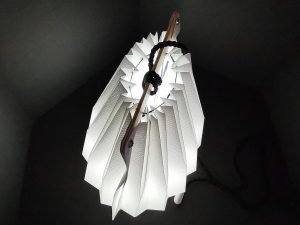 Corso di origami: costruisci una lampada.