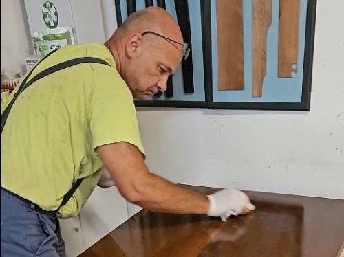 Corso di lucidatura a gommalacca a tampone.