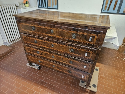 Il restauro di un cassettone neoclassico: la falegnameria.