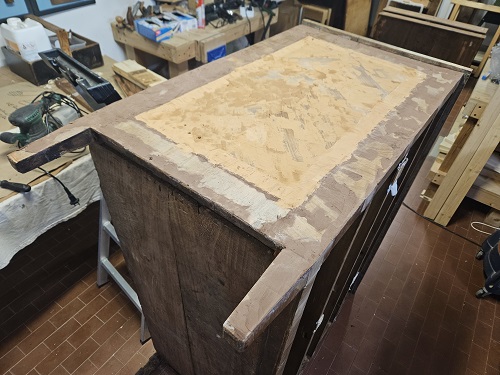 Il restauro di un cassettone neoclassico: la falegnameria.