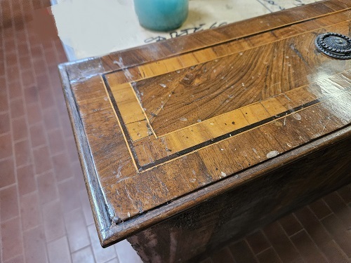 La sverniciatura di un cassettone neoclassico.