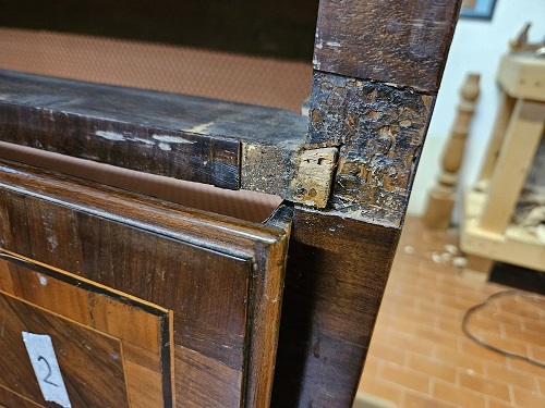 Cassettone neoclassico lastronato.