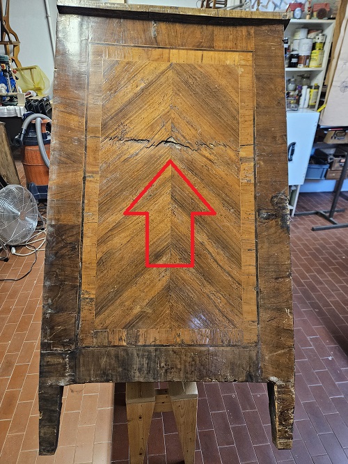 Fianco del cassettone neoclassico.