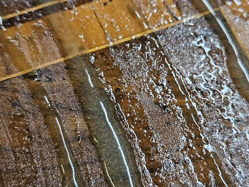 la sverniciatura: come il gel rimuove la vecchia vernice.
