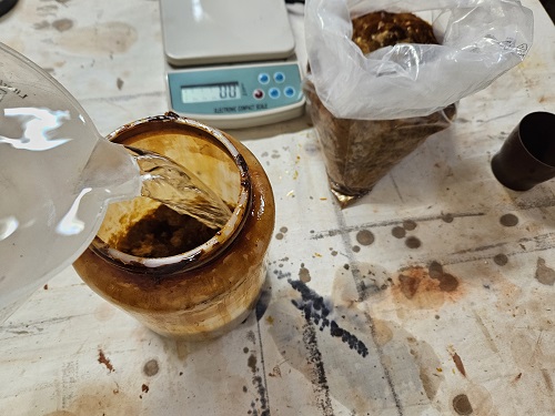 La preparazione della vernice di gommalacca.
