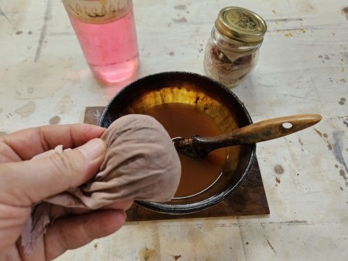 La lucidatura a gommalacca a tampone di un cassettone neoclassico.