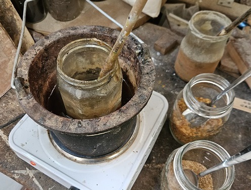 Colle naturali usate per il restauro di un cassettone neoclassico.