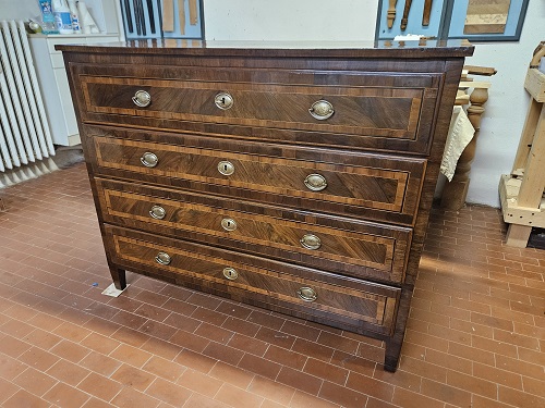 Il restauro di un cassettone neoclassico: la falegnameria.