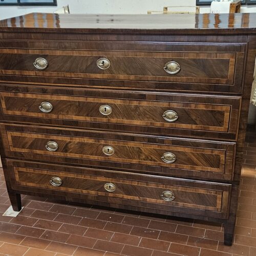 Il restauro di un cassettone neoclassico: la falegnameria.