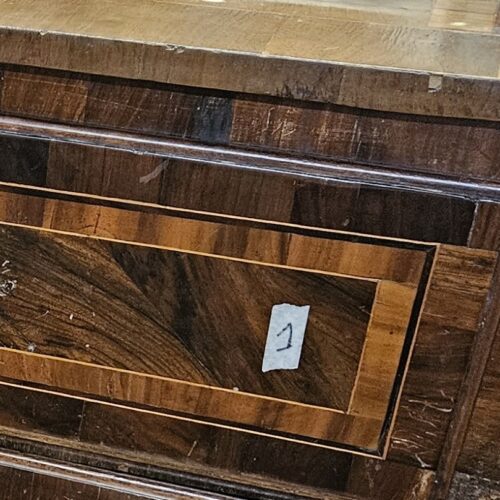 Il restauro di un cassettone neoclassico.