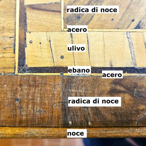 La sverniciatura di un cassettone neoclassico.