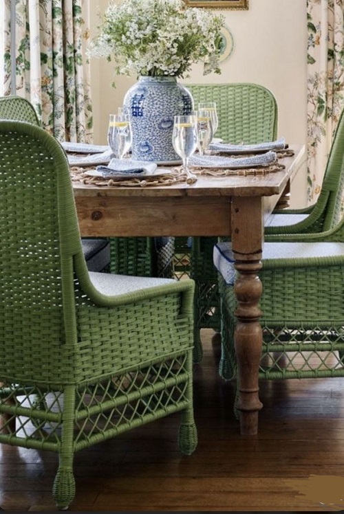 Tavolo rustico in un arredo Grandmillenial.