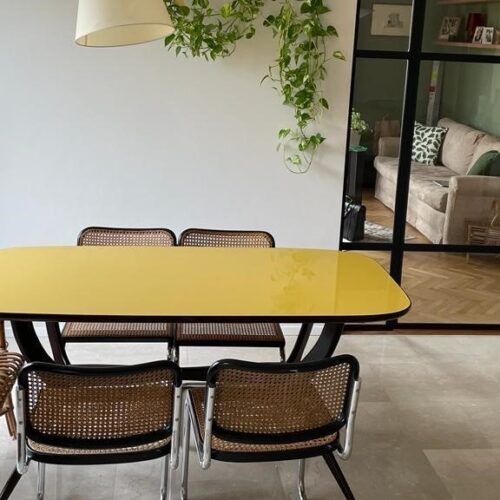 Tavolo rustico in un arredamento Grandmillennial.