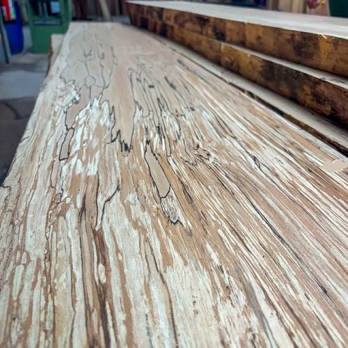 Tavole di legno spalted.