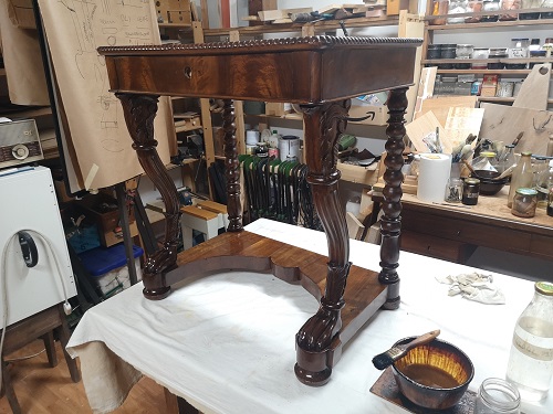 Restauro tradizionale di un tavolino.