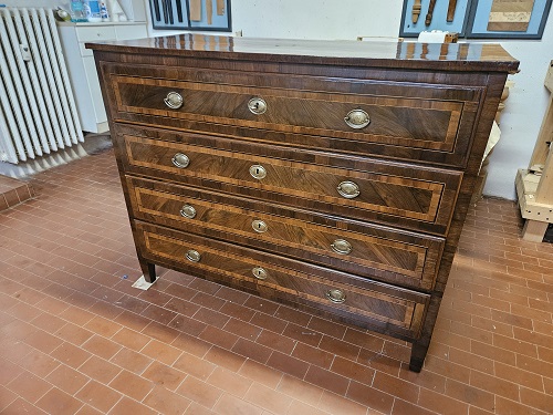 Restauro tradizionale di un cassettone neoclassico.