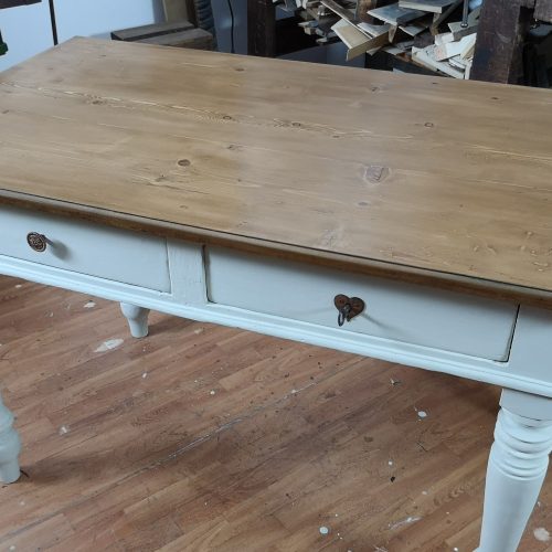 Restyling di un tavolo rustico.