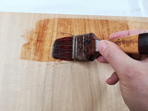 Come nutrire il legno; l'olio.