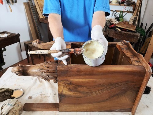 Come nutrire il legno con la cera per mobili.