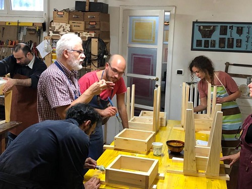 Il maestro Carlo durante un corso di falegnameria a Milano.